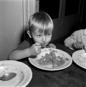 Reportage van het werk van de Stichting Oorlogs Pleegkinderen op het gebied van, Bestanddeelnr 900-9073