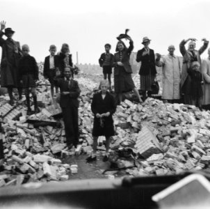 Reportage Koningin Wilhelmina terug in Den Haag Publiek, Bestanddeelnr 900-5005