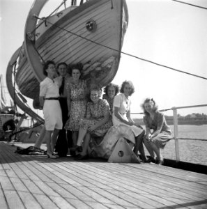 Reportage Vulcaan. Een gezelschap (vrouwen en 1 man) poseert onder een reddingsb, Bestanddeelnr 902-3627