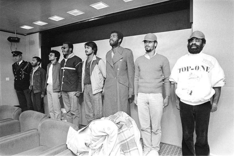 Rest vanuit Frans Guyana uitgewezen Surinamers aangekomen op Schiphol na aankom, Bestanddeelnr 932-9170