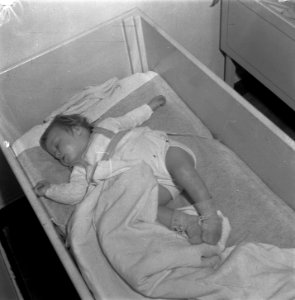 Reportage van het werk van de Stichting Oorlogs Pleegkinderen op het gebied van, Bestanddeelnr 900-9074