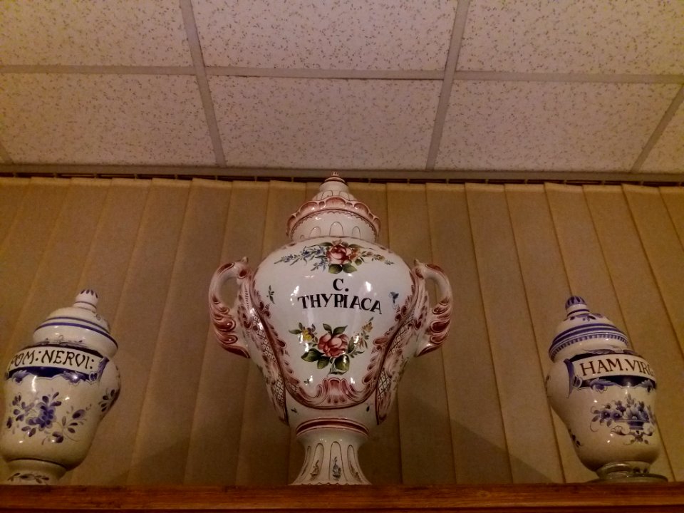 Rillieux-la-Pape - Musée Testut-Latarjet, pot de pharmacie C. Thyriaca
