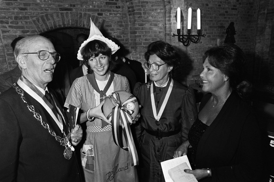 Rita Reijs met aanwezigen, Bestanddeelnr 930-9980