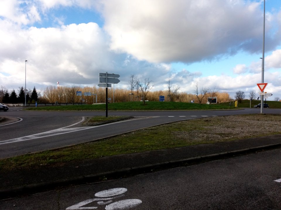 Rillieux-la-Pape - Rond-point entre la route de Rillieux et le chemin de Sermenaz