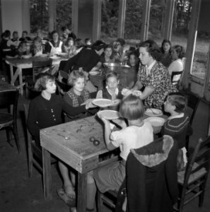 Reportage van het werk van de Stichting Oorlogs Pleegkinderen op het gebied van, Bestanddeelnr 900-9071