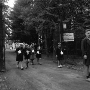 Reportage van het werk van de Stichting Oorlogs Pleegkinderen op het gebied van, Bestanddeelnr 900-9081