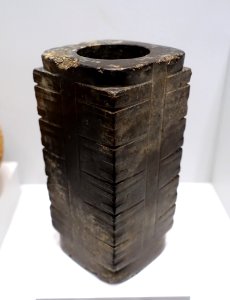 Ritual object (cong), China, probably Jiangsu or Zhejiang province, Neolithic period, Liangzhu culture, 3300-2000 BC, nephrite - Arthur M. Sackler Museum, Harvard University - DSC00793