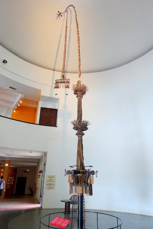 Ritual pole of the Co people, upper part - Vietnam Museum of Ethnology - Hanoi, Vietnam - DSC02473
