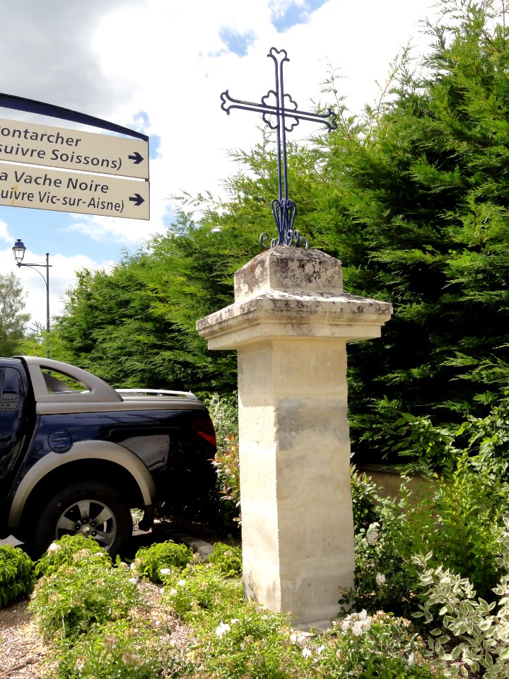 Ressons-le-Long (Aisne) croix de chemin C (Place de la fontaine)