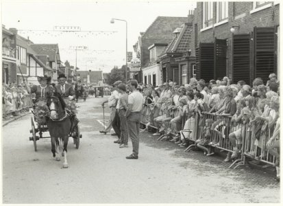 Ringsteekwedstrijd in de Hoofdstraat in Santpoort Noord. NL-HlmNHA 54016926