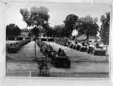 Repro van een albumblad met foto van vooroorlogs gemotoriseerd KNIL-onderdeel, Bestanddeelnr 8563