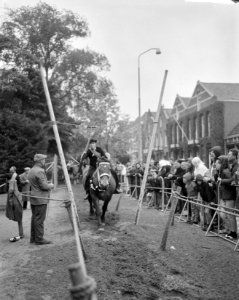 Ringrijderijen op het Molenwater te Middelburg Een deelnemer tijdens het ringst, Bestanddeelnr 915-4720