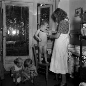 Reportage van het werk van de Stichting Oorlogs Pleegkinderen op het gebied van, Bestanddeelnr 900-9079