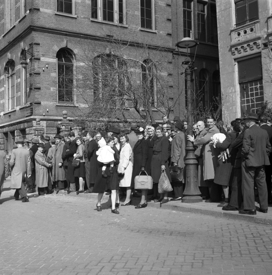Rij bij het distributiekantoor, Bestanddeelnr 901-6264