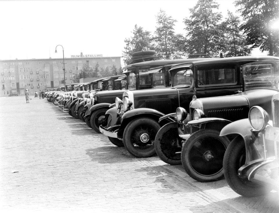 Rij geparkeerde personenauto's op het Stadionplein in Amsterdam, Bestanddeelnr 252-0583