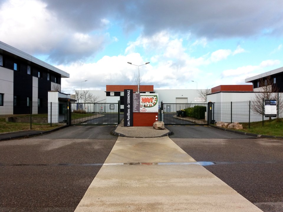 Rillieux-la-Pape - Avenue de l'Europe, entrée des Pavillons de Sermenaz, au numéro 2507