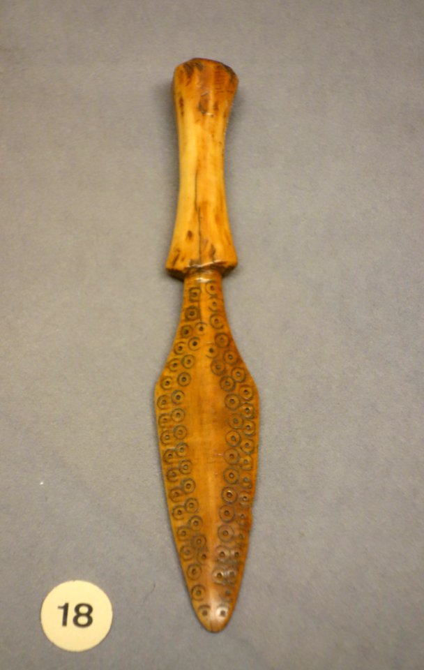 Ritual knife for Bwami ceremonies, ivory - Lega - Royal Museum for Central Africa - DSC06071