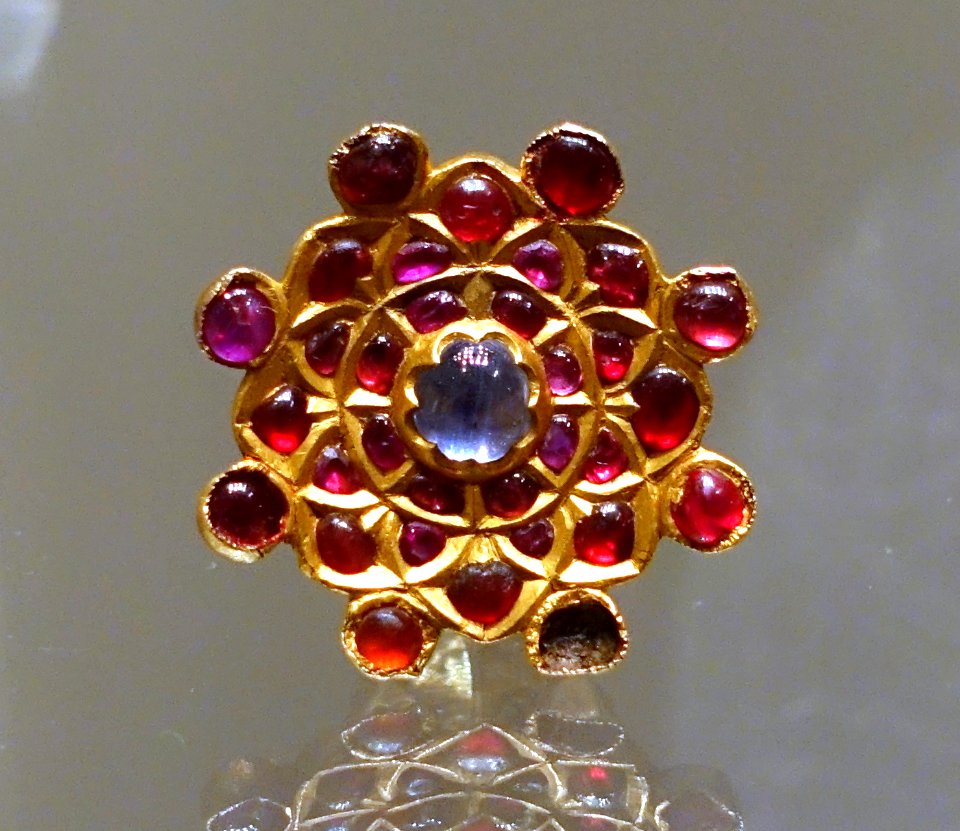 Ring, Sri Lanka, Kandy, end of 18th century, gold, rubies, opal - Ethnological Museum, Berlin - DSC01527