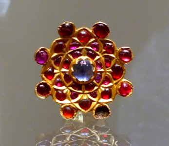Ring, Sri Lanka, Kandy, end of 18th century, gold, rubies, opal - Ethnological Museum, Berlin - DSC01527