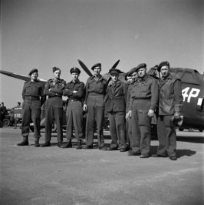 Rij militairen poseert op een vliegveld, Bestanddeelnr 900-4617