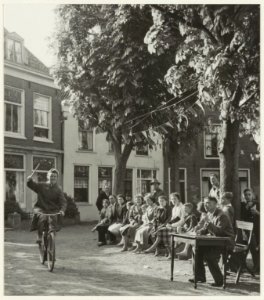 Ringsteken op de fiets op de Westkolk in Spaarndam. NL-HlmNHA 54005646