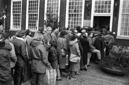 Rij voor ingang publieke tribune Tweede Kamer op het Binnenhof om het debat in d, Bestanddeelnr 931-9958