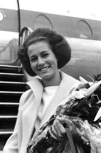 Rina Lodders (Miss Holland Benelux) bij vertrek vanaf Schiphol, Bestanddeelnr 914-1839