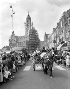 Ringrijderij in Middelburg Rondrit door de stad met versierde sjezen, Bestanddeelnr 912-7521