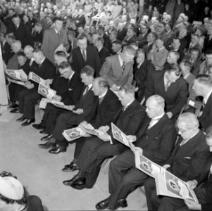 Rijen mannen in feestkleding, zittend in zaal, Bestanddeelnr 255-8513
