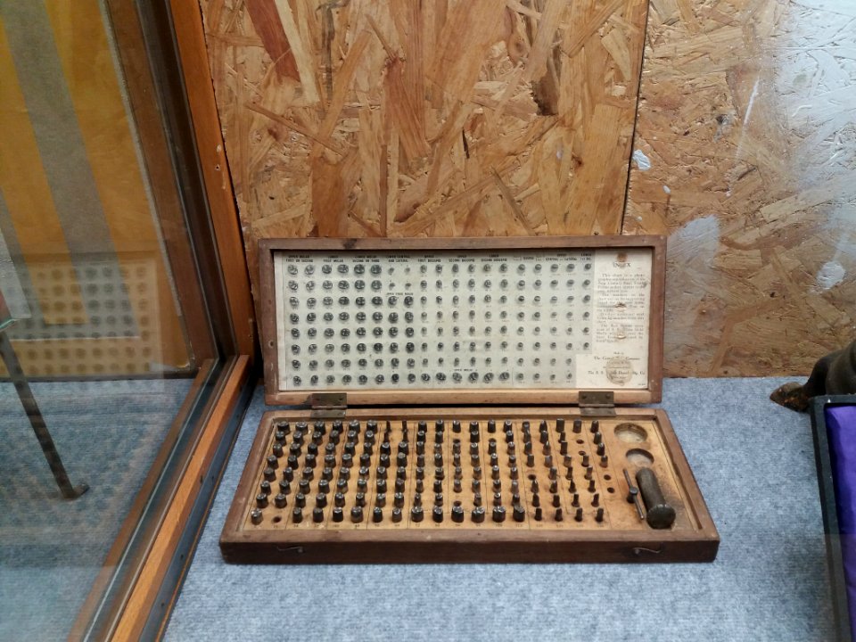 Rillieux-la-Pape - Musée Testut-Latarjet, implants dentaires (2)