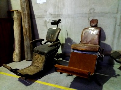 Rillieux-la-Pape - Musée Testut-Latarjet, fauteuils de dentistes Ash et Nicoud