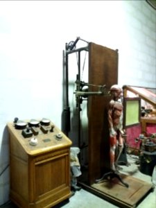 Rillieux-la-Pape - Musée Testut-Latarjet, appareil de radioscopie (Gaiffe-Gallot & Pilon, 1920)