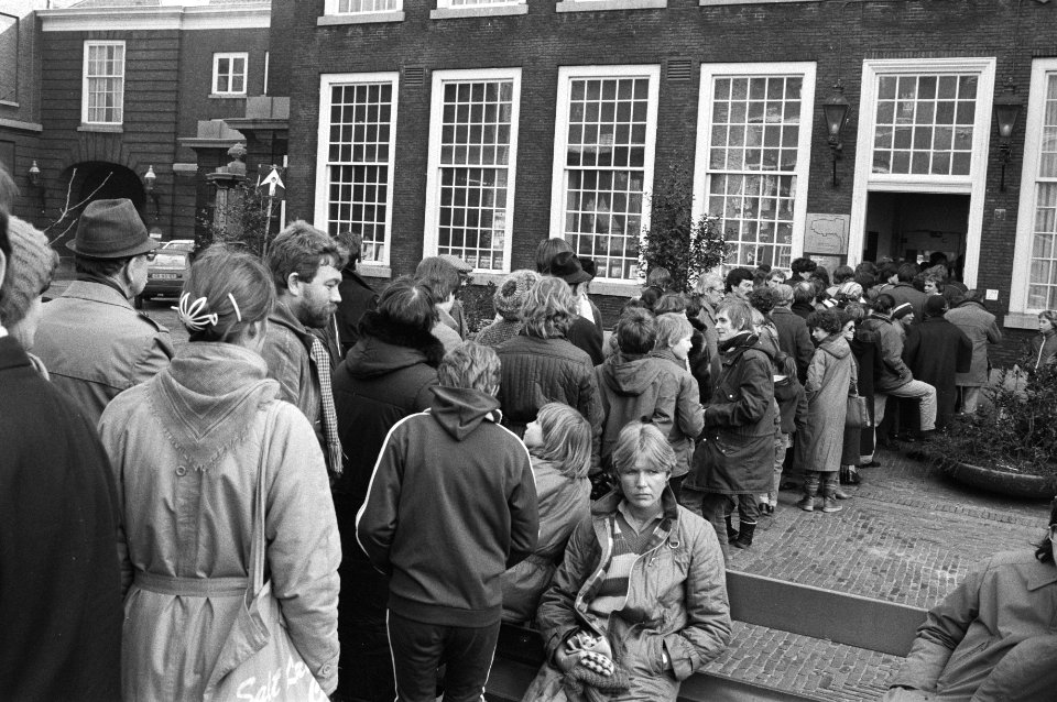 Rij voor ingang publieke tribune Tweede Kamer op het Binnenhof om het debat in d, Bestanddeelnr 931-9957