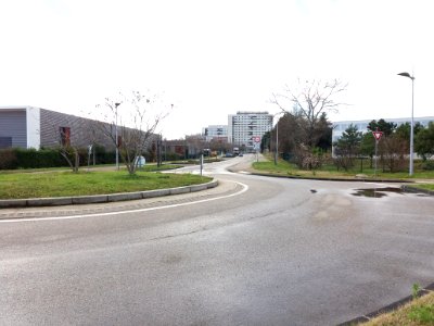 Rillieux-la-Pape - Avenue de l'Europe, vers l'ouest, depuis le rond-pont avec la rue d'Athènes