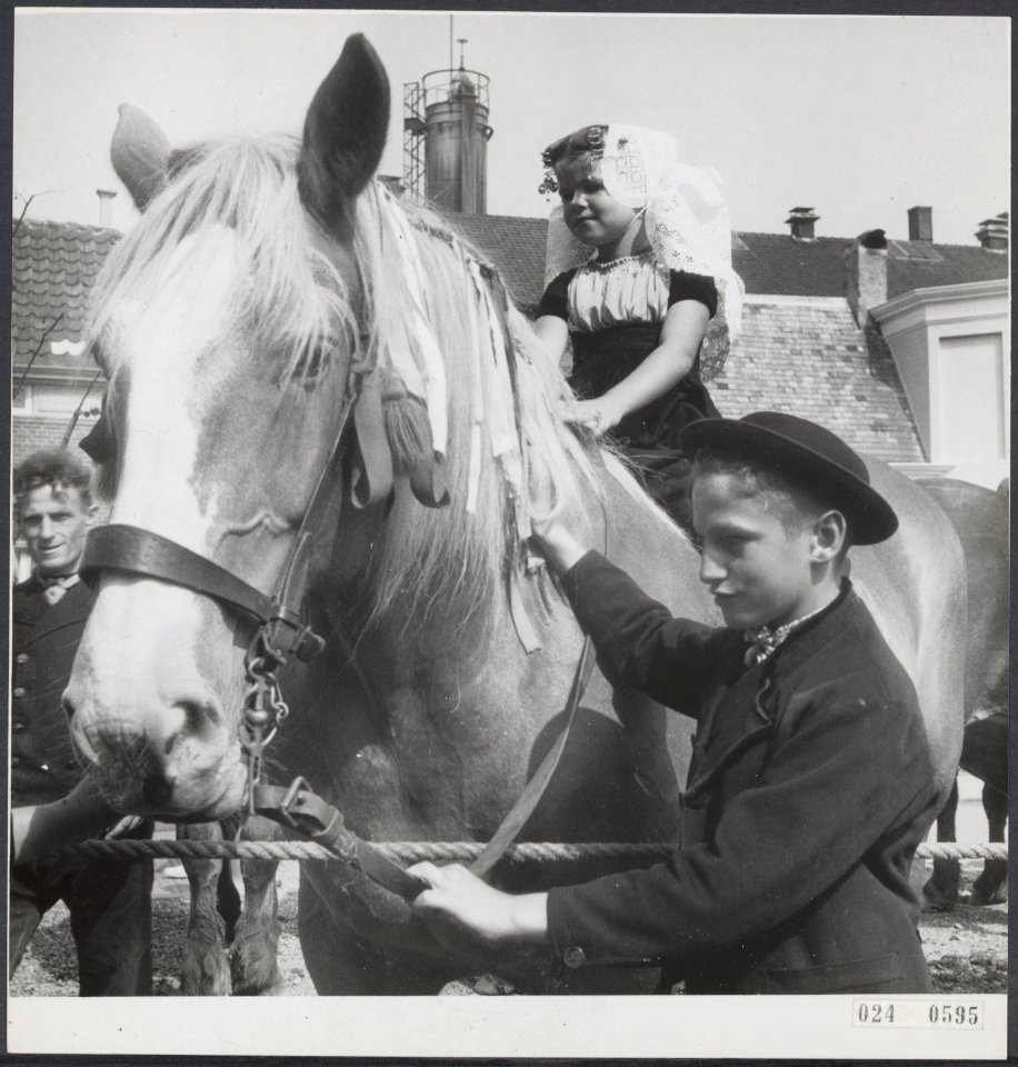 Ringsteken Middelburg. Bijschrift Als vader niet rijdt passen de kinderen op va, Bestanddeelnr 024-0595