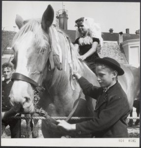 Ringsteken Middelburg. Bijschrift Als vader niet rijdt passen de kinderen op va, Bestanddeelnr 024-0595