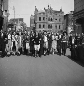 Rij feestende Amsterdammers gearmd, Bestanddeelnr 900-4588