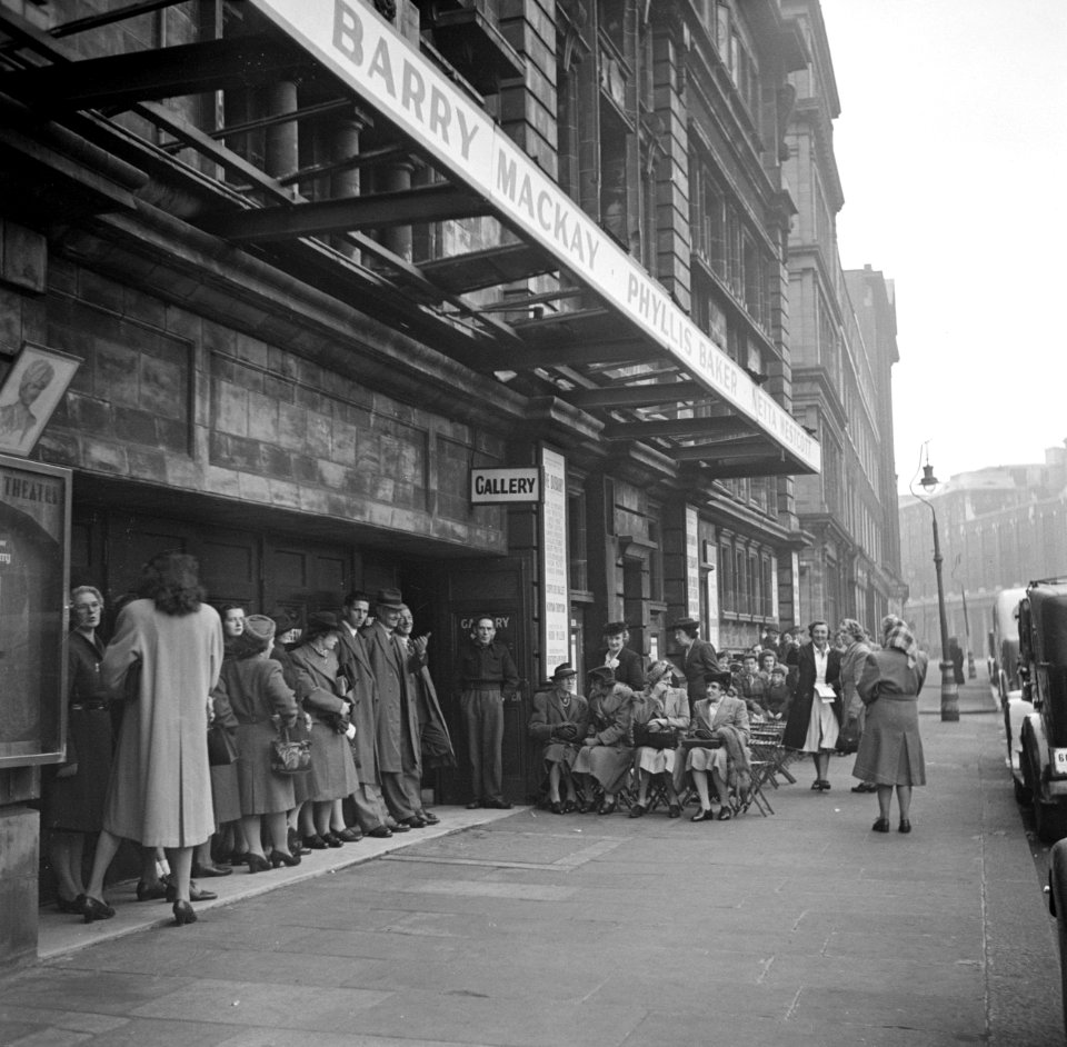 Rij voor het Princes Theatre met een voorstelling van The Dubarry, Bestanddeelnr 254-1977