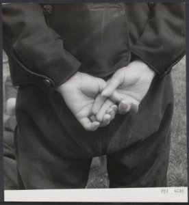 Ringsteken Middelburg. Bijschrift Tot nu toe tevreden over Piet, z'n zoon. Gez, Bestanddeelnr 024-0591
