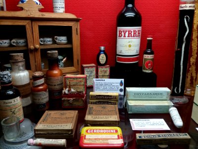 Rillieux-la-Pape - Musée Testut-Latarjet, produits pharmaceutiques à base de quinine ou d'arsenic