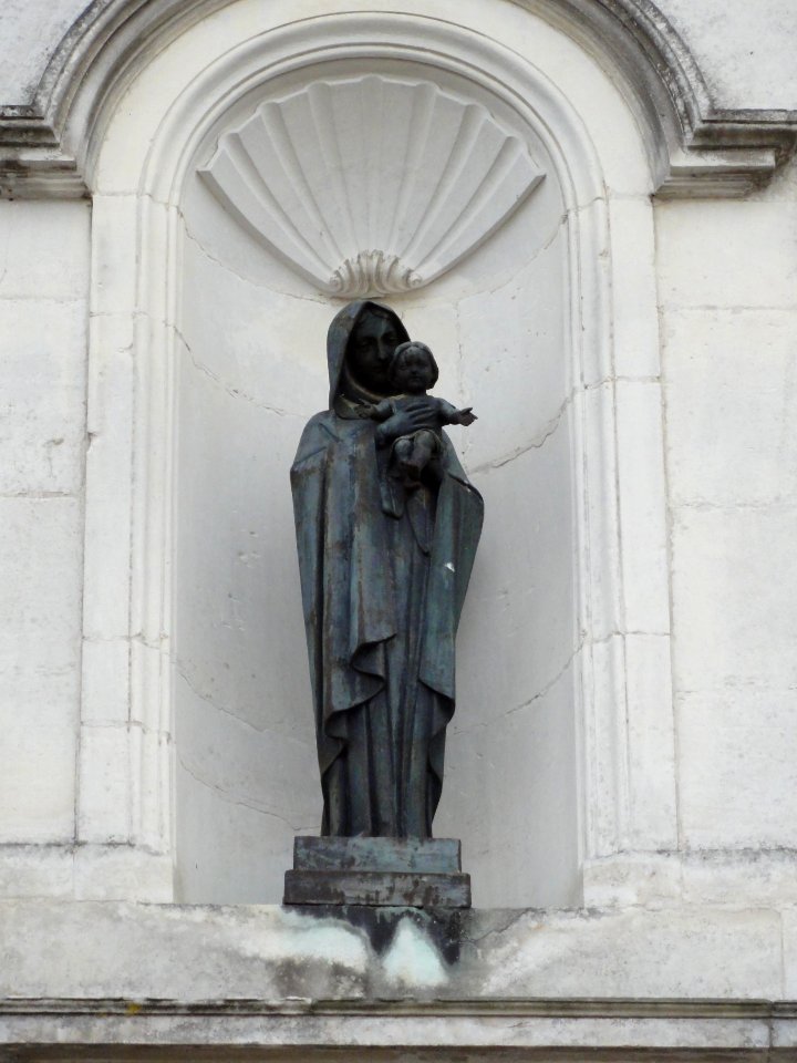 Rigny-la-Salle (Meuse) église (04) statue Madonna et enfant sur façade