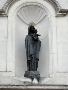 Rigny-la-Salle (Meuse) église (04) statue Madonna et enfant sur façade