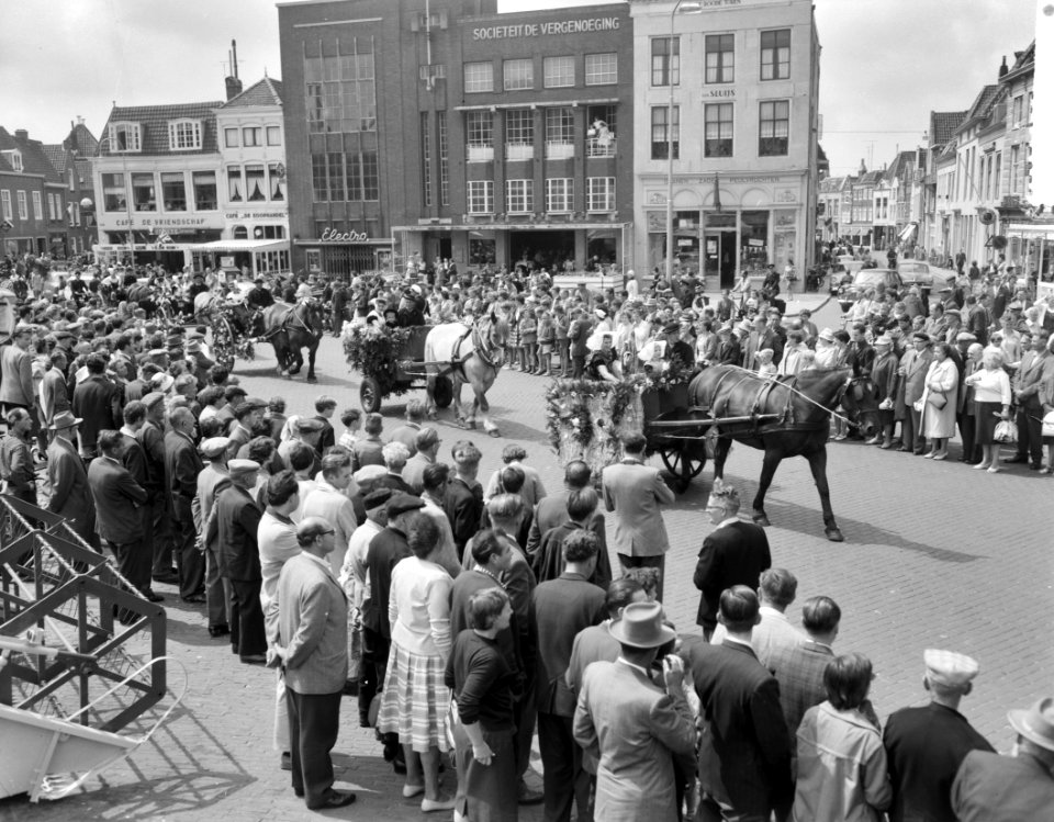 Ringrijderij in Middelburg Rondrit door de stad met versierde sjezen, Bestanddeelnr 912-7519
