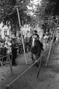 Ringrijderij in Middelburg Een van de deelnemers met Zeeuwse hoed, Bestanddeelnr 915-3643