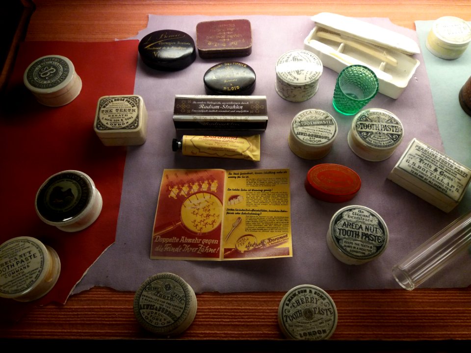 Rillieux-la-Pape - Musée Testut-Latarjet, dentifrices
