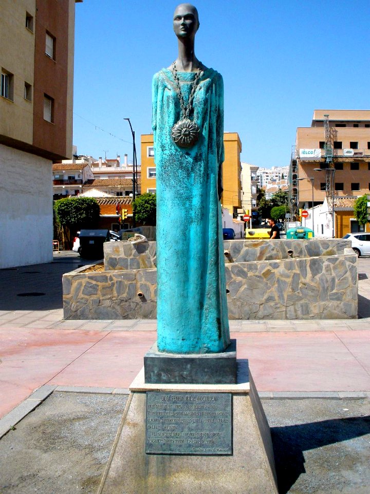 Rincón de la Victoria - Estatua de la diosa fenicia Malac o Noctiluca 1