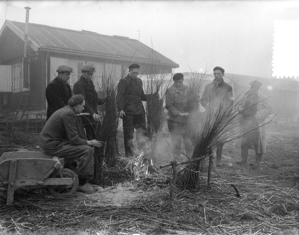 Rilland Bath gaat in vierde weg dragen riet bij vuurtje, Bestanddeelnr 905-5791
