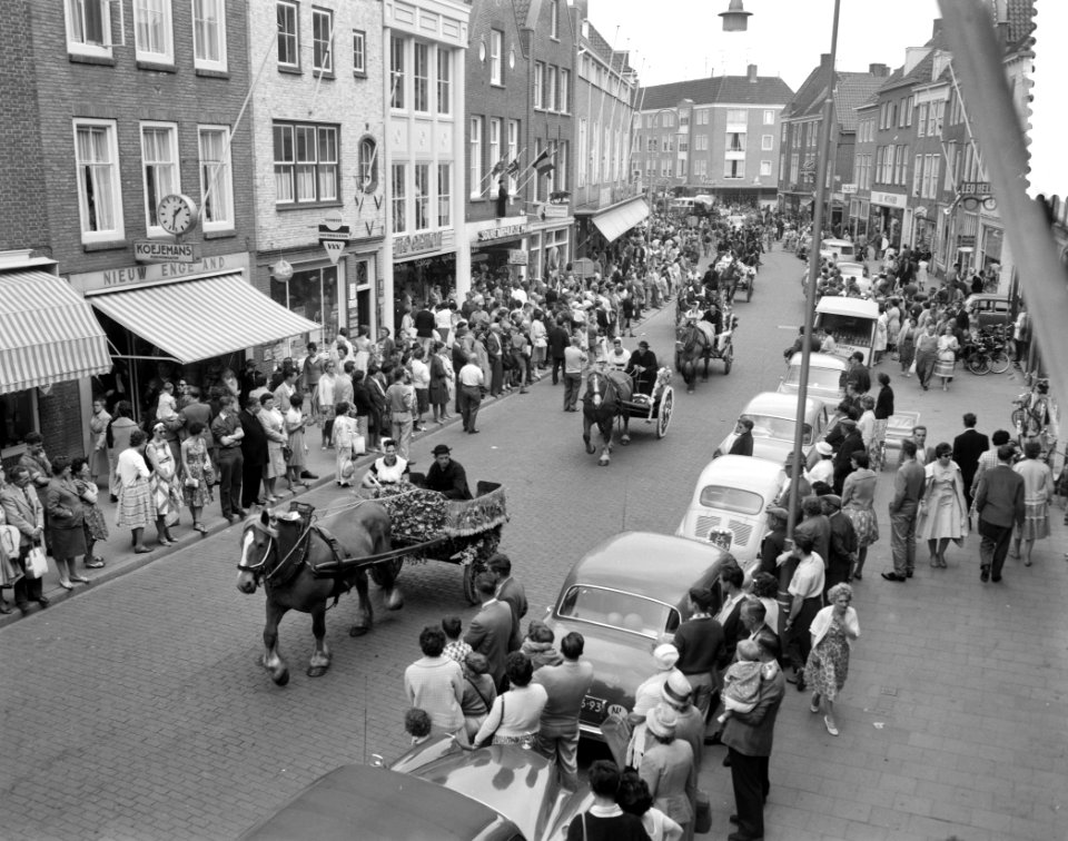 Ringrijderij in Middelburg Rondrit door de stad met versierde sjezen, Bestanddeelnr 912-7520