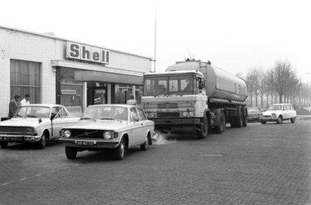 Rij autos bij benzinestation en volle tankauto die benzine brengt, Bestanddeelnr 926-9565
