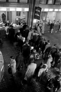 Rij voor loket op CS, Amsterdam, Bestanddeelnr 923-3886